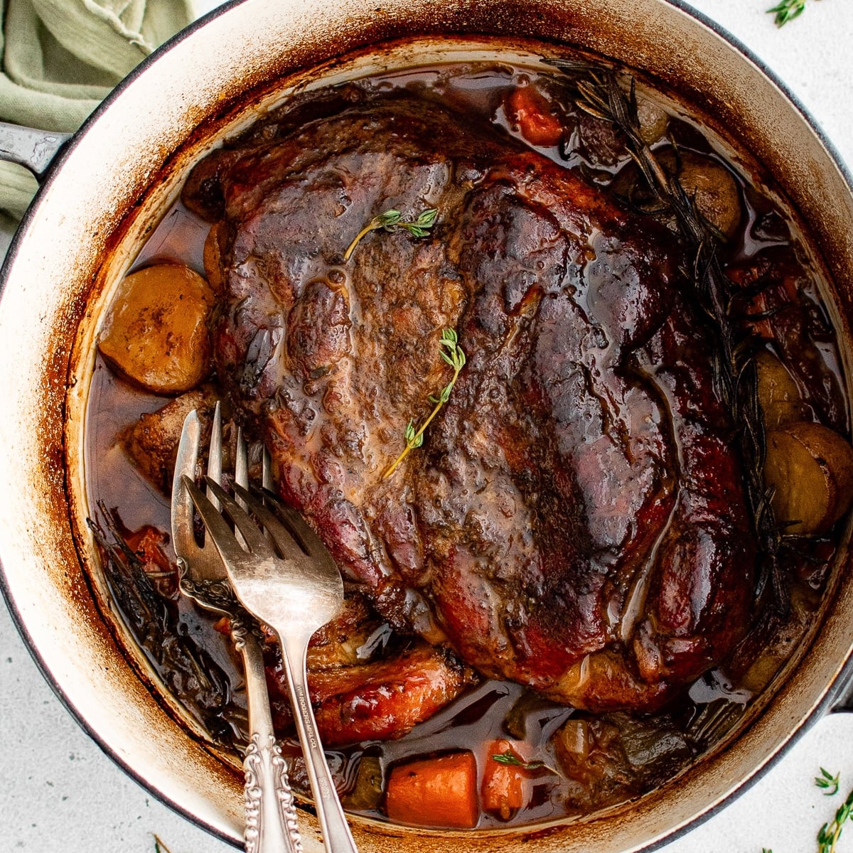 One-Pot Oven Pork Roast: A Deliciously Easy Family Dinner